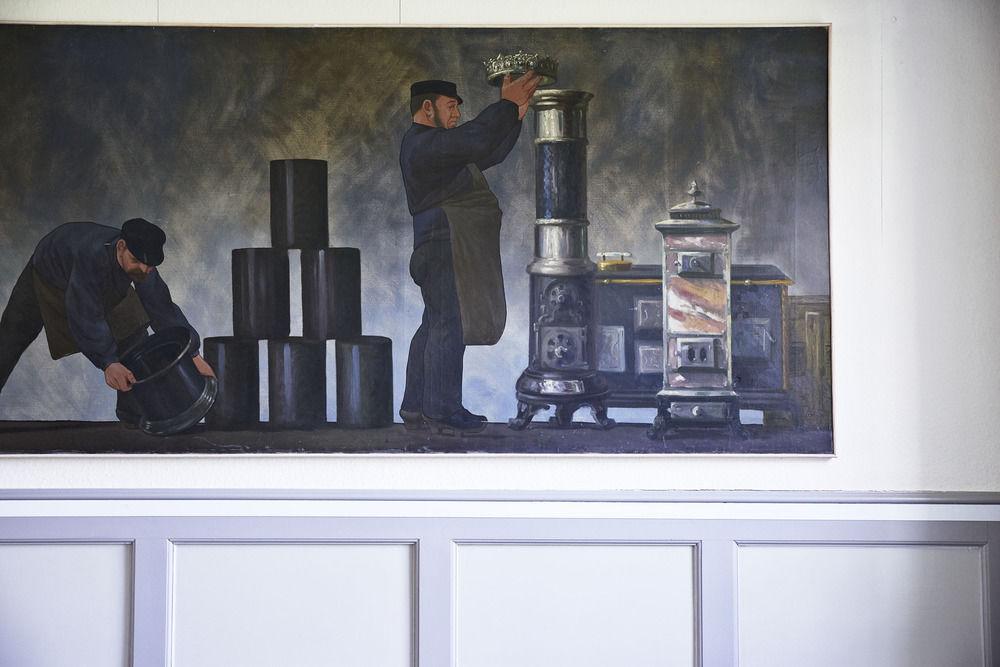 Stoberiet Hostel Svendborg község Kültér fotó The painting in the station