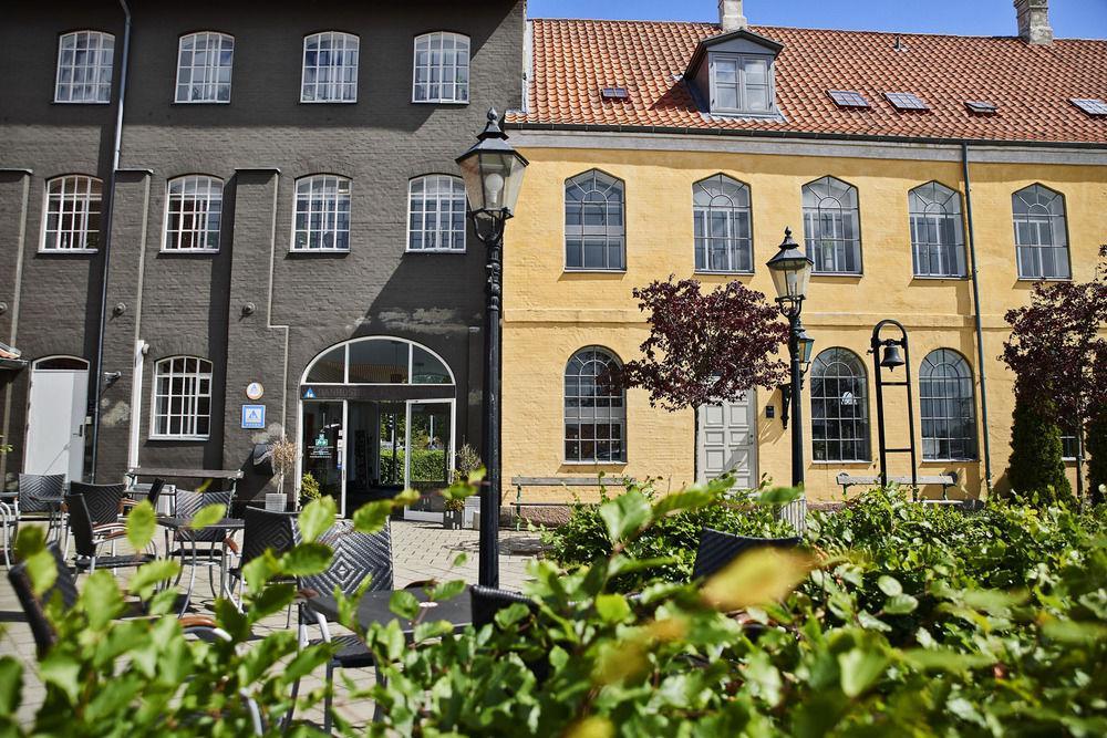 Stoberiet Hostel Svendborg község Kültér fotó The Yellow House