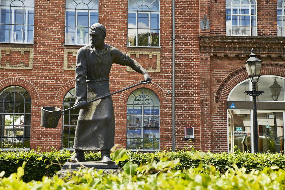 Stoberiet Hostel Svendborg község Kültér fotó The statue of Mary Shelley in front of the school